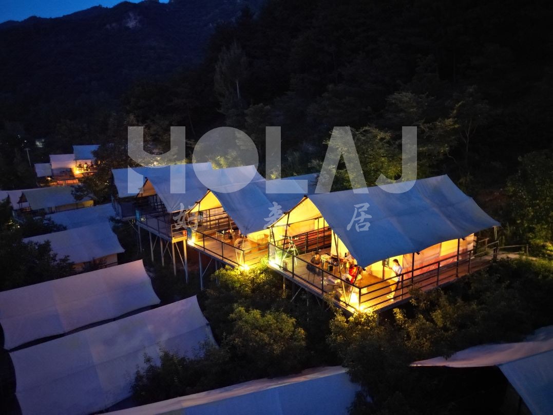 使用酒店帳篷開(kāi)設(shè)露營(yíng)風(fēng)咖啡店